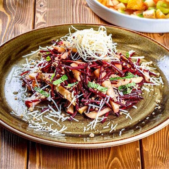 Салат из свеклы с копчеными сырами