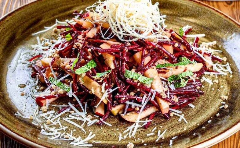 Салат из свеклы с копчеными сырами