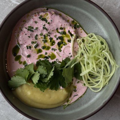 Котлета из двух видов рыбы с икорнымм соусом и карамельным пюре