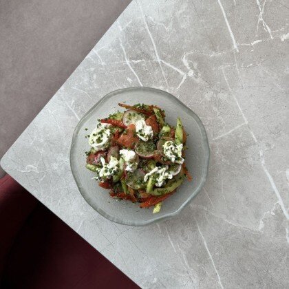 Салат из свежих овощей с песто и страчателлой