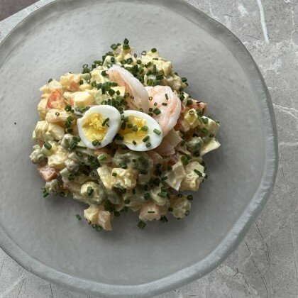 Оливье с креветками и авокадо