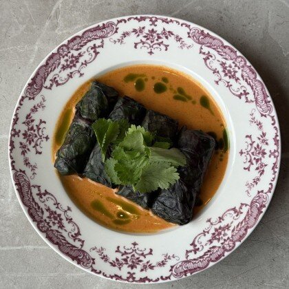 Голубцы с креветками  соусом Том-ям