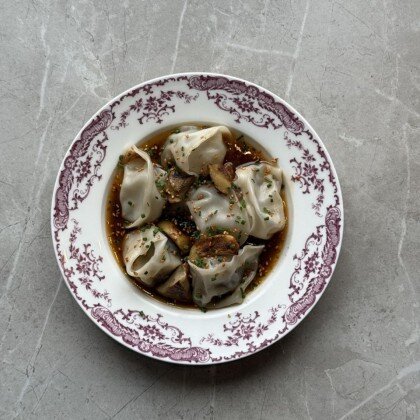 Пельмени из мраморной говядины с грибами и перечным соуосм