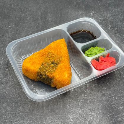 Жареный онигири бекон, курица*