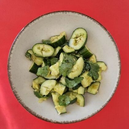 Салат из битых огурцов и кинзы