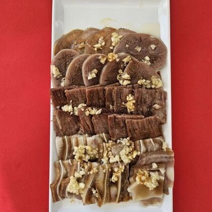 Нарезка из ушей, говядины и языка