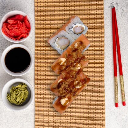 Филадельфия с Лососем и Креветкой, 8 шт (240 г)