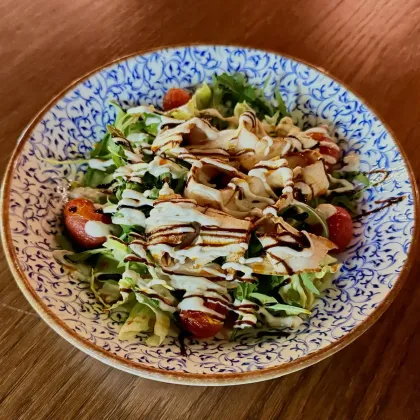 *Салат с цыпленком в сливочно-кунжутном соусе