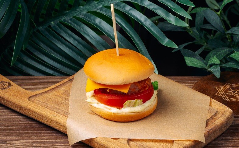Бургер с цыпленком кацу