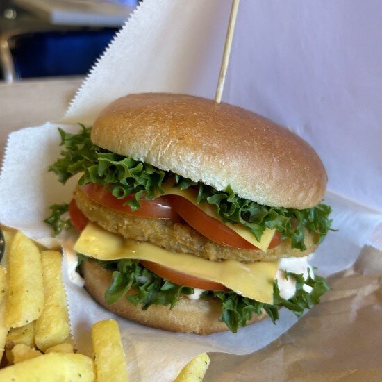 Острый куриный бургер c томатами и сыром