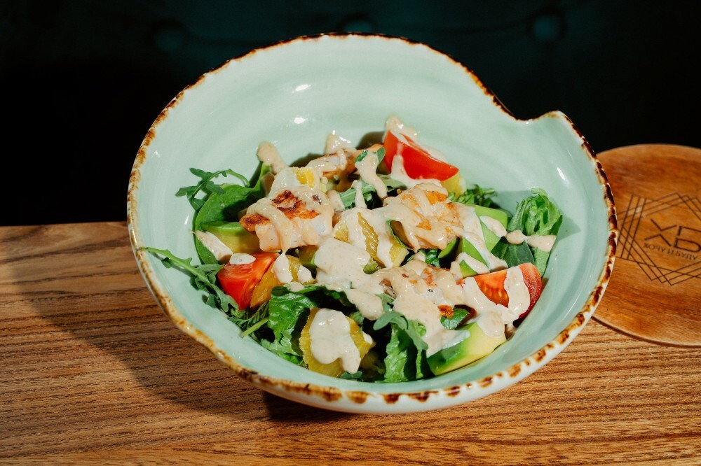 Салат с креветками и авокадо