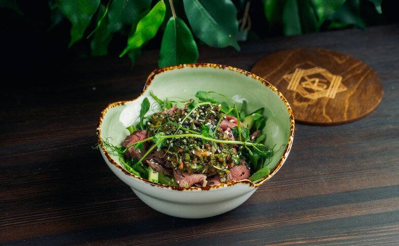 Салат с ростбифом и чимичурри