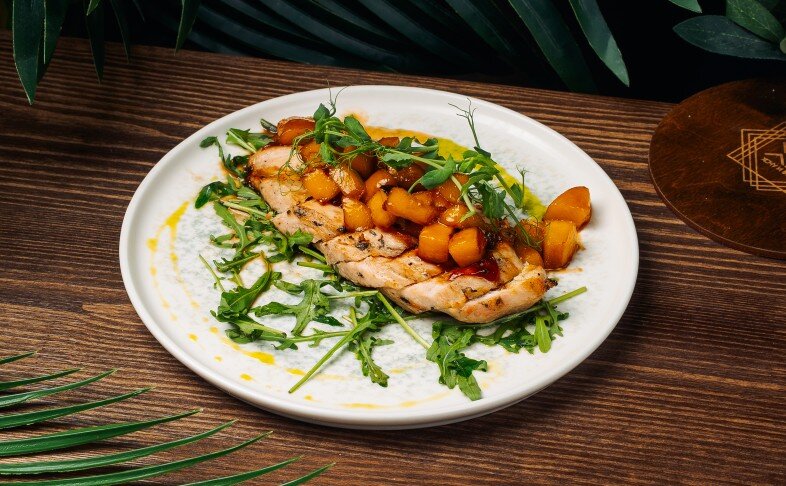 Стейк из куриной грудки с карамелизированными персиками