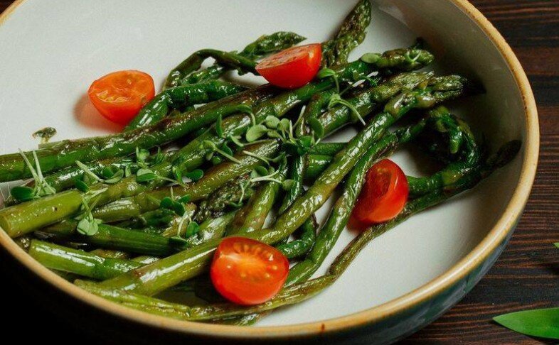 Спаржа гриль с томатами