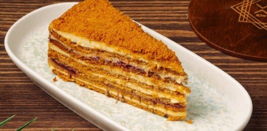 Медовый торт с клюквой