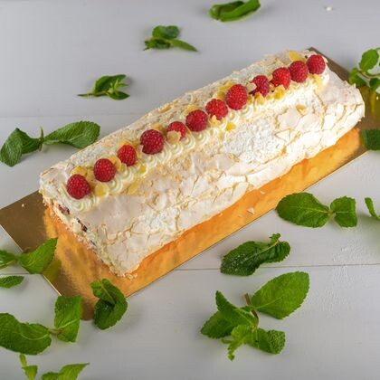 Меренговый рулет с малиной 100гр 130р (весовой блюдо)