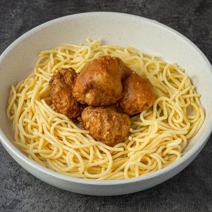 Куриное филе обжаренное в кляре подаётся с гарниром