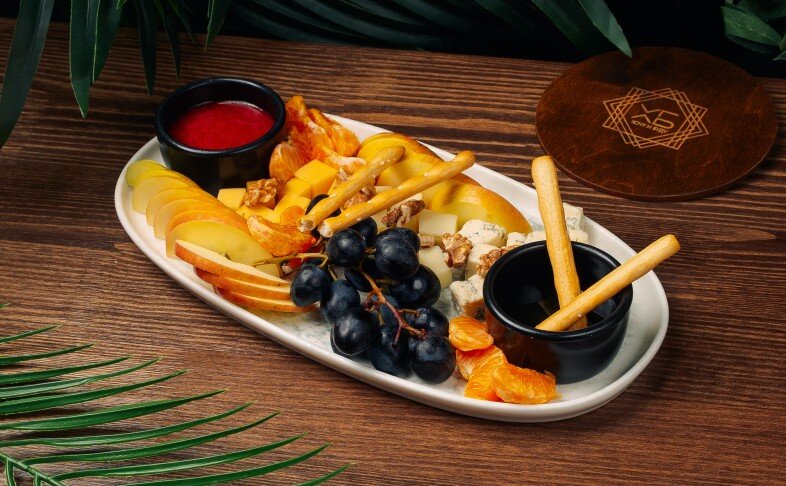 Сырная тарелка с фруктами