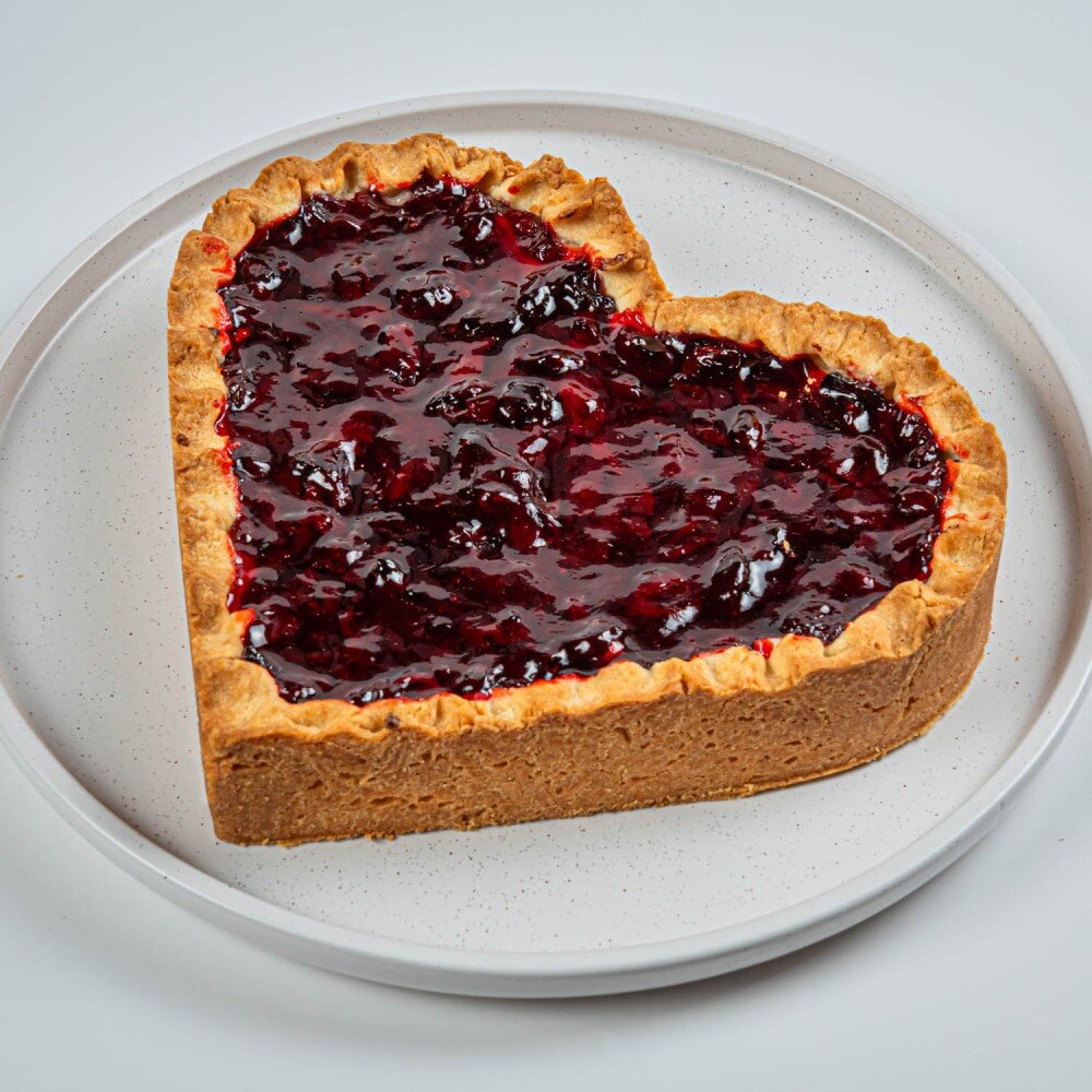 Пирог песочный "Вишнево-творожное сердце"