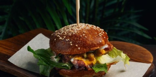 Бургер с томленными свиными ребрами на картофельной булочке