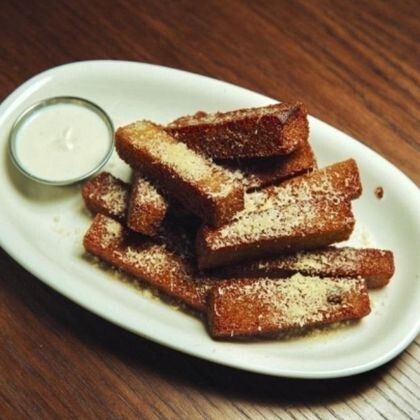 Гренки с чесночным соусом