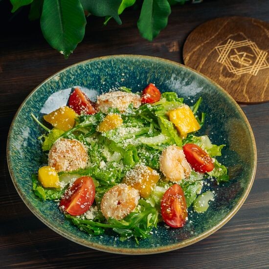 Салат с креветками и кусочками манго