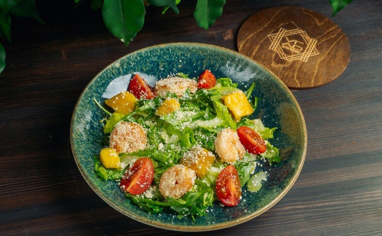 Салат с креветками и кусочками манго