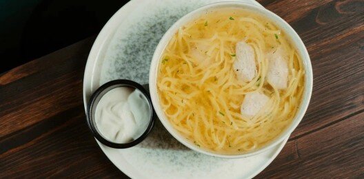 Куриный бульон с домашней лапшой