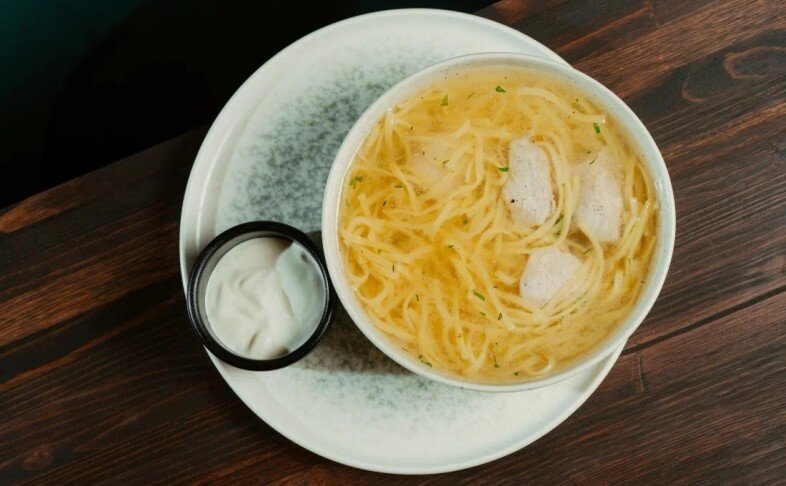Куриный бульон с домашней лапшой