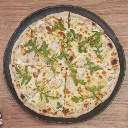 пицца с креветкой, цыплёнком и ананасом