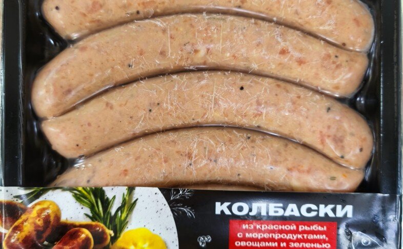 Колбаски из красной рыбы с морепродуктами, овощами и зеленью