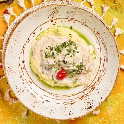 Медальоны из телятины в сливочно-грибном соусе