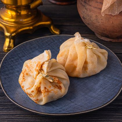 Блины-жюльен с грибочками и сыром подаются со сметаной