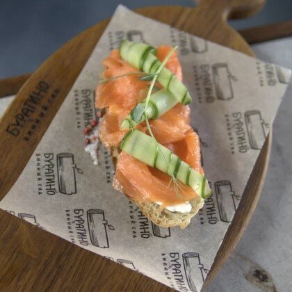 Брускетта с лососем