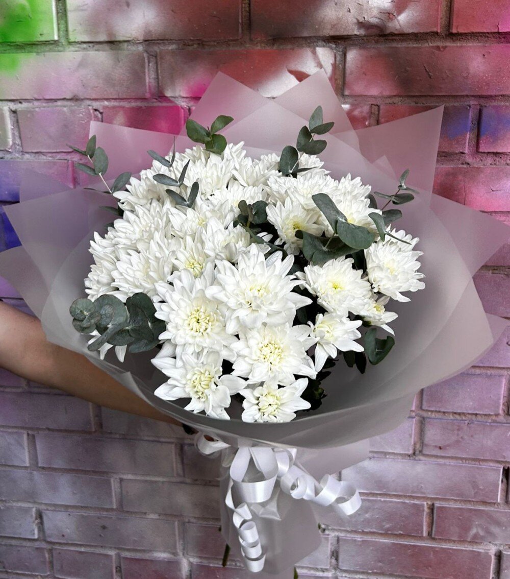 Букет хризантем с эвкалиптом