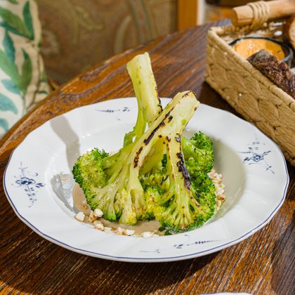 Брокколи гриль с кунжутным соусом