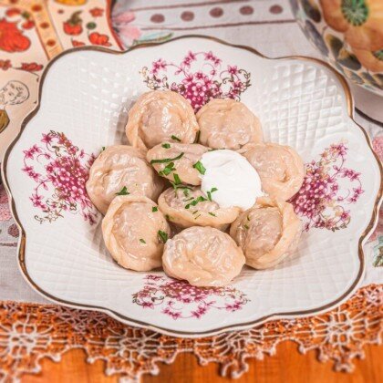 Пельмени куриные ручной лепки, подаются со сметаной