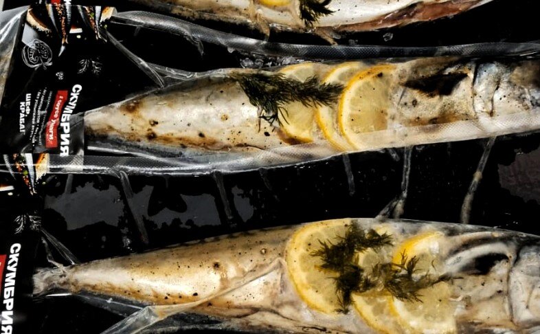 СКУМБРИЯ ДЛЯ ЗАПЕКАНИЯ В СОУСЕ УНАГИ НА ПОДЛОЖКЕ