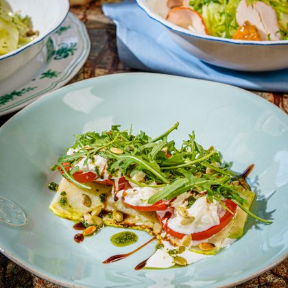 Цукини с фермерской сливочной страчателлой и розовыми томатами