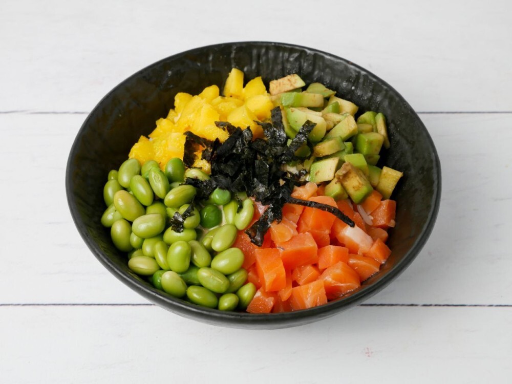 Боул с манго, авокадо и лососем 1 порц