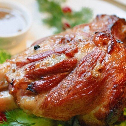 Свиная рулька,подаются с маринованным луком и с шашлычным соусом