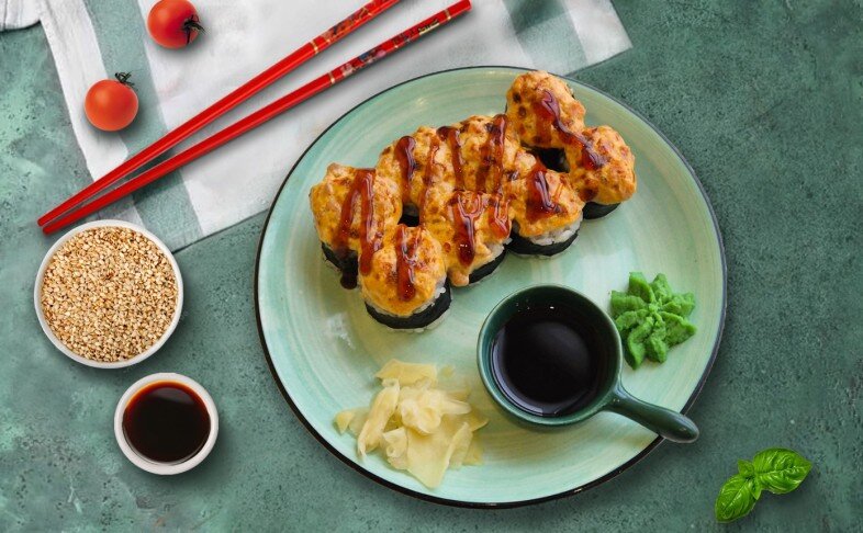 Запеченный ролл с куриной грудкой спайси