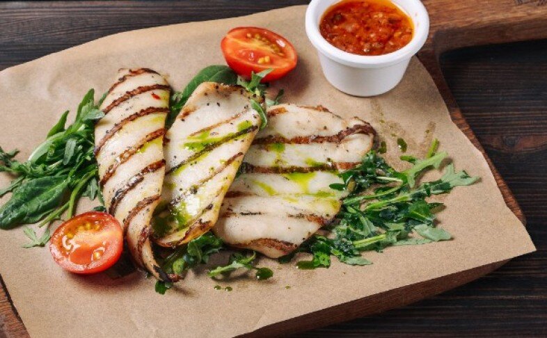 Кальмар на гриле с томатной сальсой