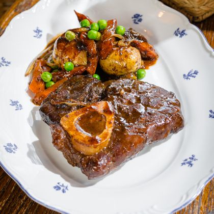 Оссобуко из телятины с корнеплодами в пивном соусе