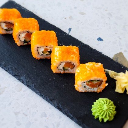 Ролл Калифорния с лососем ролл 1шт (колесико)