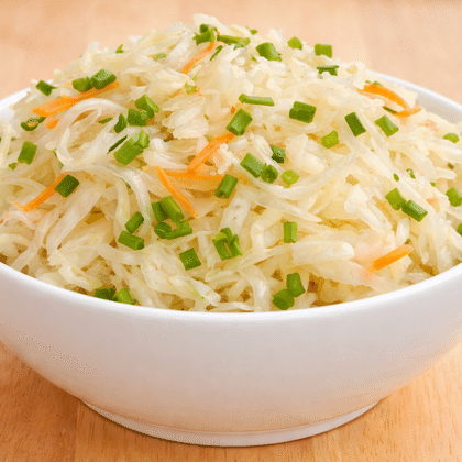 Квашенная капуста с зеленым лучком (домашняя)