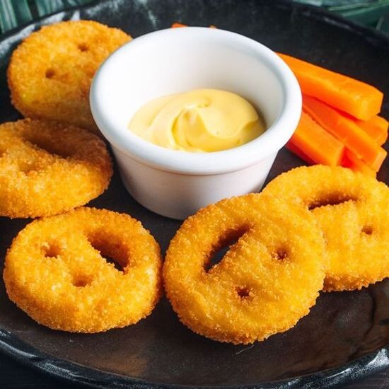 Картофельные смайлы с морковными палочками и соусом