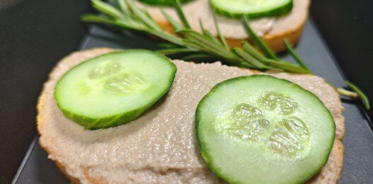 Брускетты с нежным паштетом из печени трески