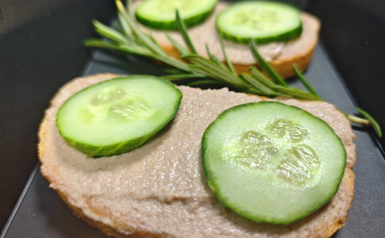 Брускетты с нежным паштетом из печени трески