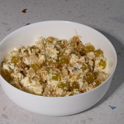 Салат с виноградом и сыром 200 гр